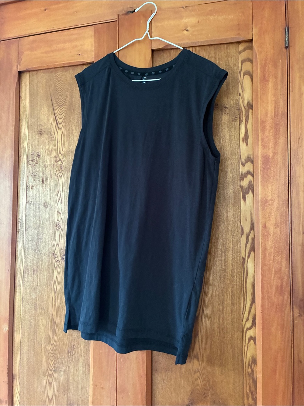 10/25$ 🧁 Sleeveless Black Crewneck Women's Top - Minimal Tank